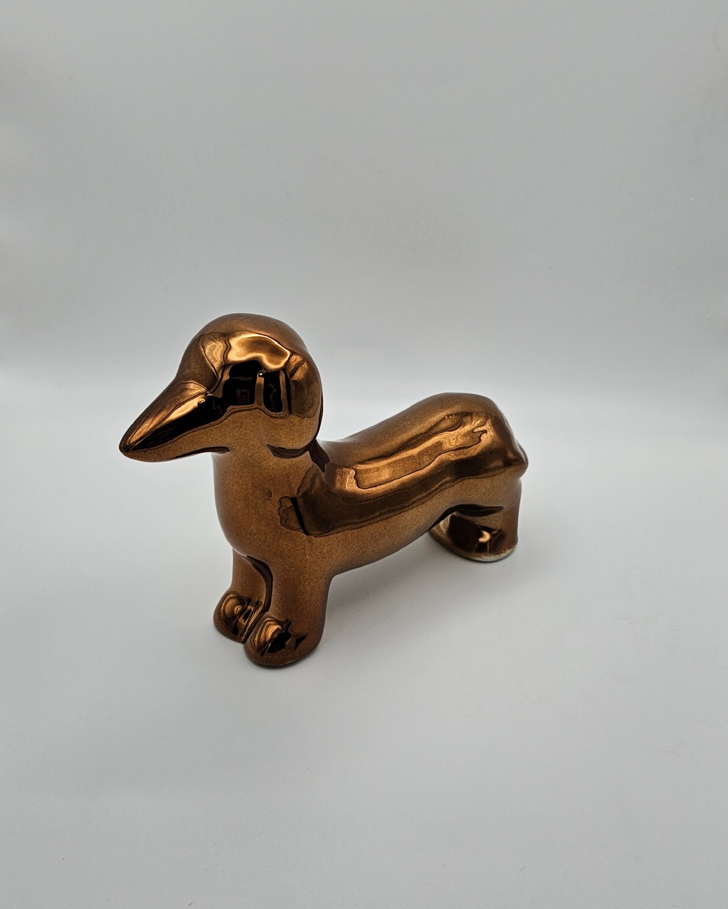Kleiner bronzener Deko-Dackel – glänzendes Deko-Highlight aus Keramik