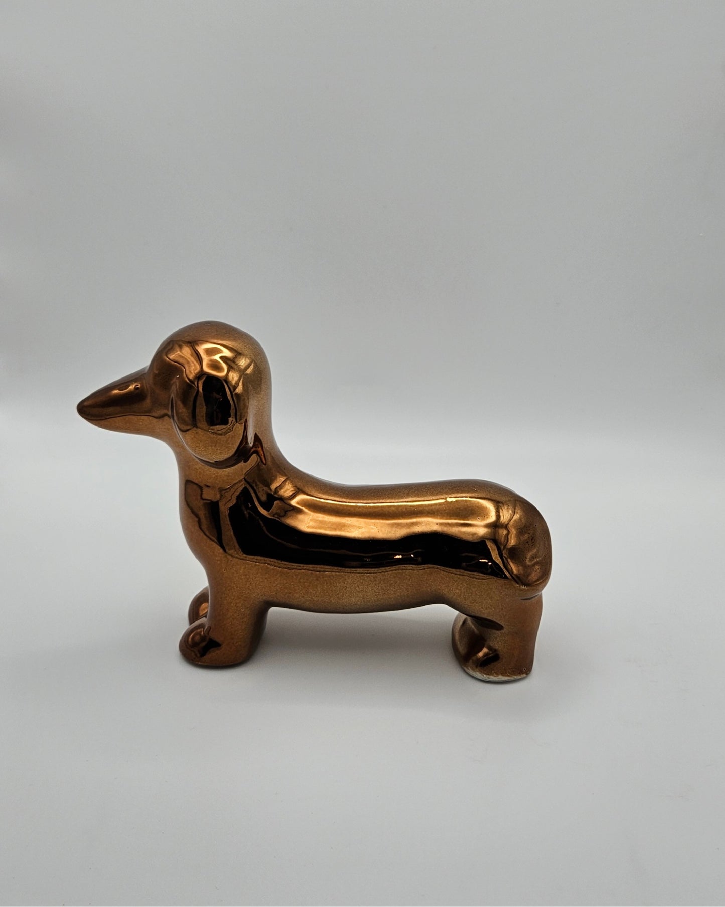 Kleiner bronzener Deko-Dackel – glänzendes Deko-Highlight aus Keramik