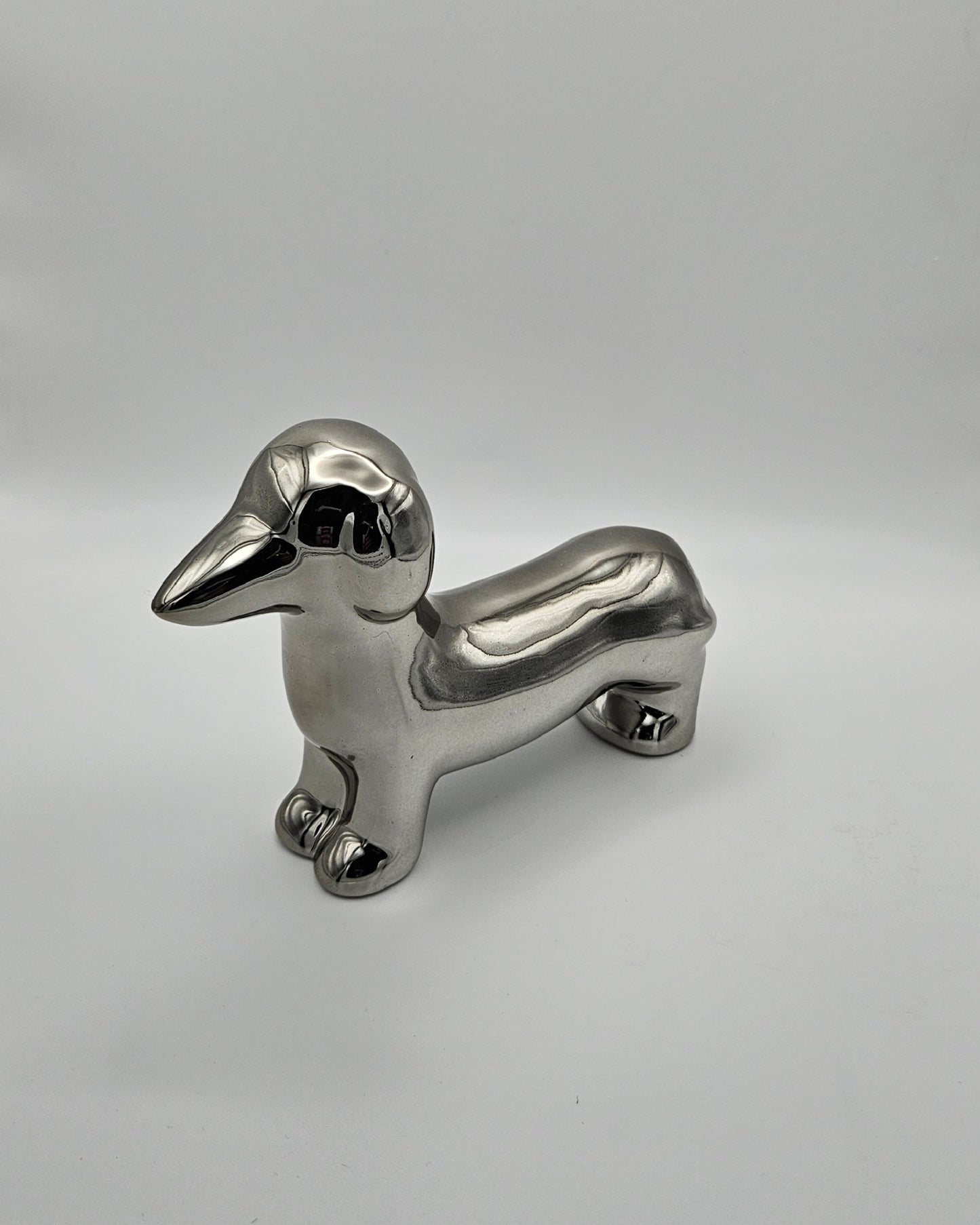 Kleiner silberner Deko-Dackel – glänzendes Deko-Highlight aus Keramik