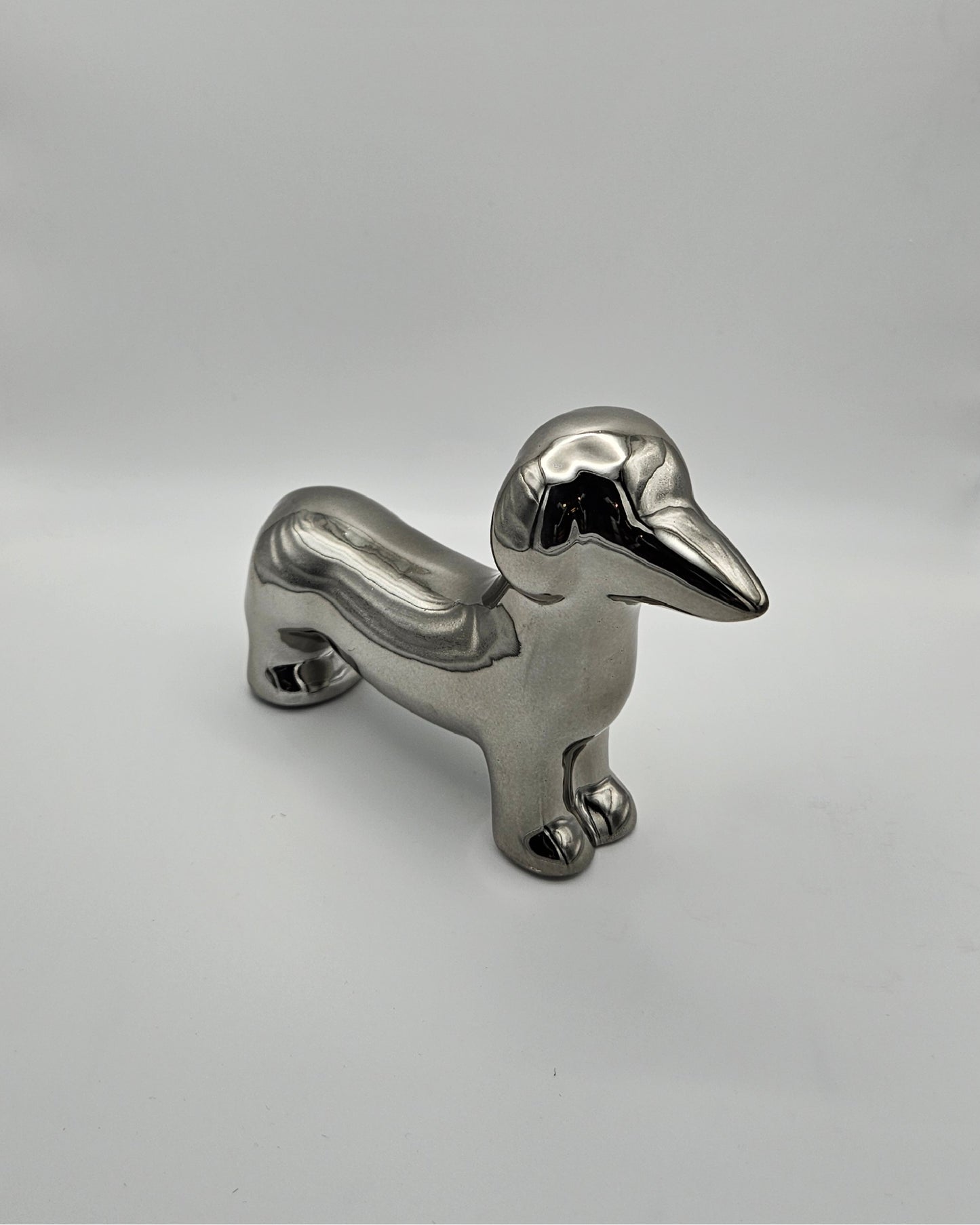 Kleiner silberner Deko-Dackel – glänzendes Deko-Highlight aus Keramik