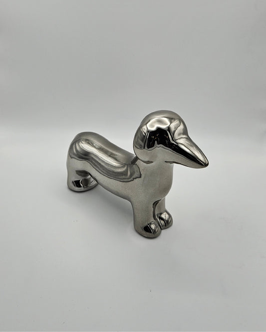 Kleiner silberner Deko-Dackel – glänzendes Deko-Highlight aus Keramik
