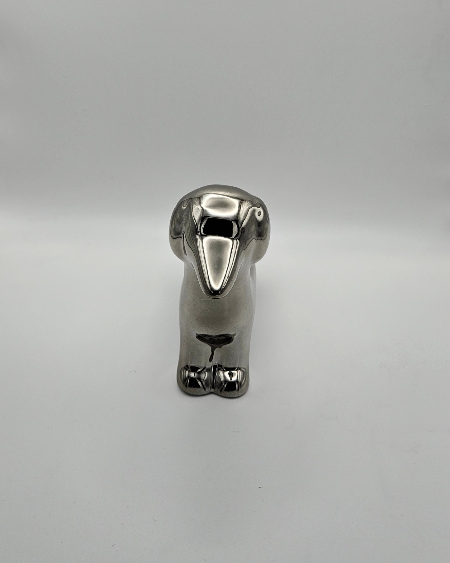Kleiner silberner Deko-Dackel – glänzendes Deko-Highlight aus Keramik