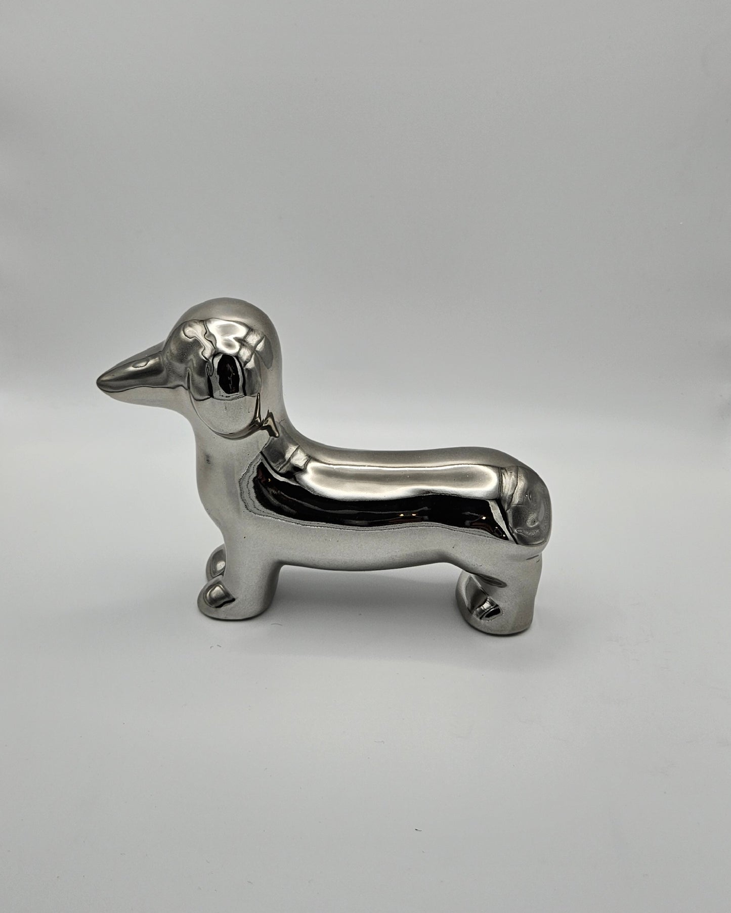 Kleiner silberner Deko-Dackel – glänzendes Deko-Highlight aus Keramik