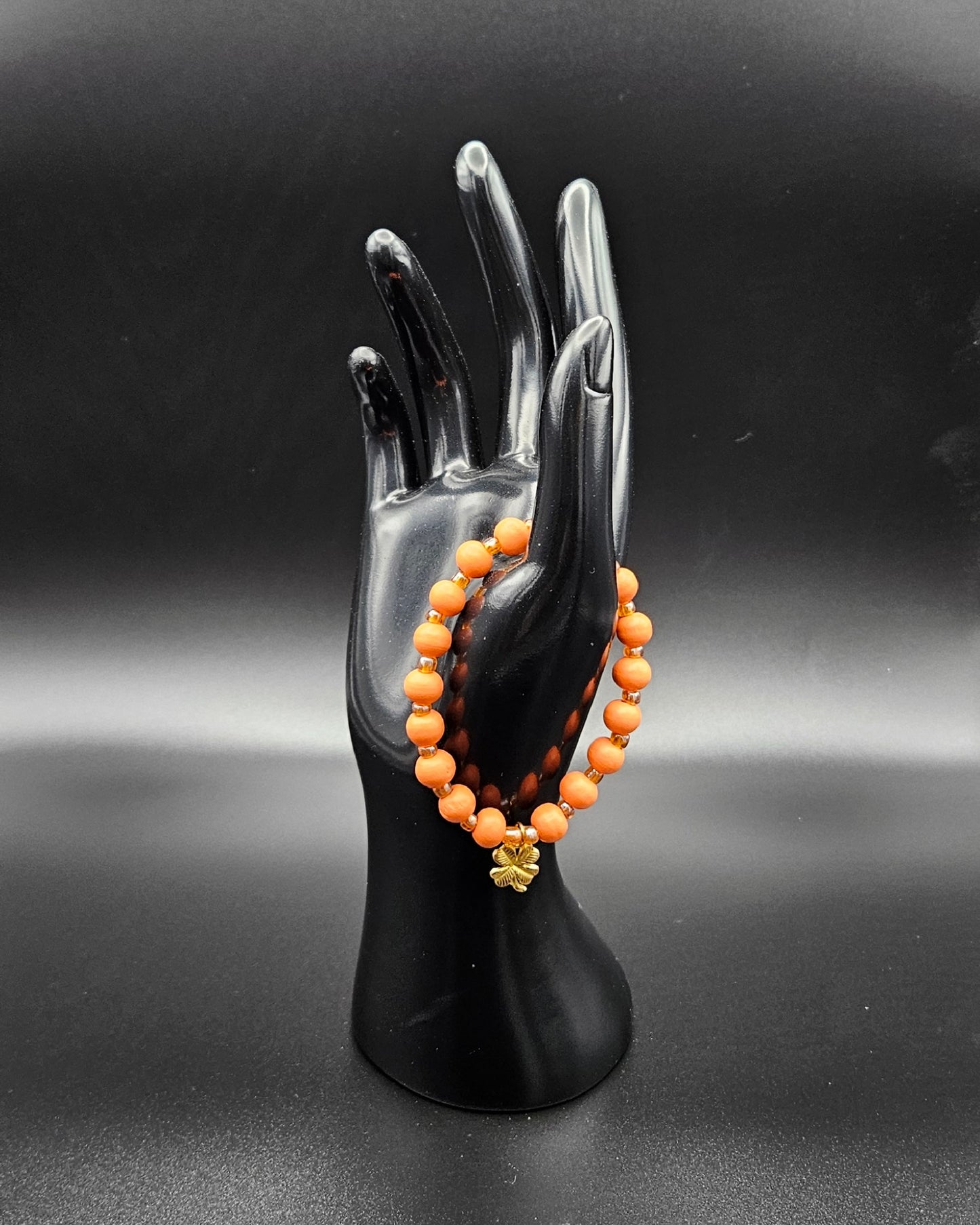 Hannah Collection - Handgemachtes Perlenarmband mit goldenem Kleeblatt-Anhänger 🍀