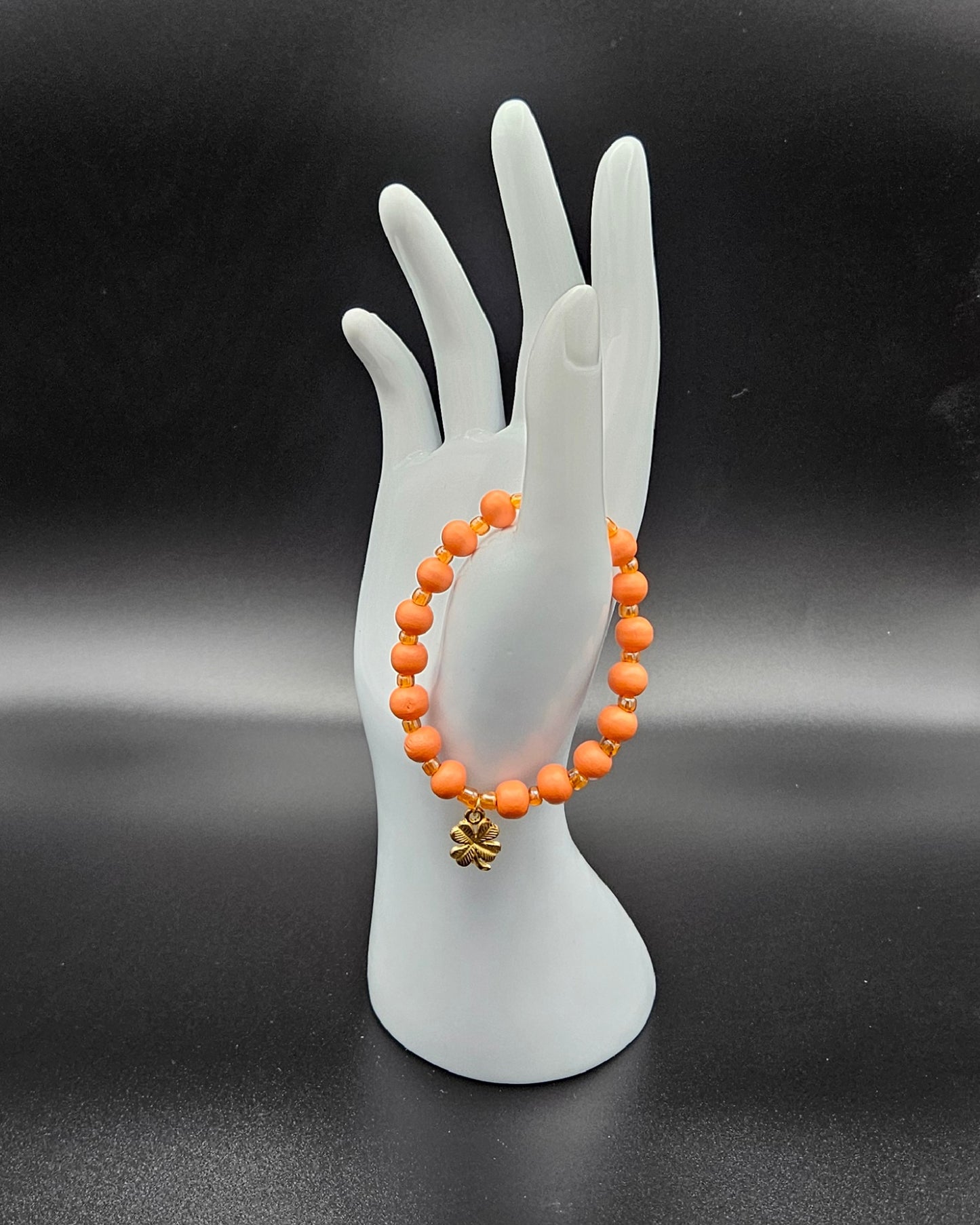 Hannah Collection - Handgemachtes Perlenarmband mit goldenem Kleeblatt-Anhänger 🍀