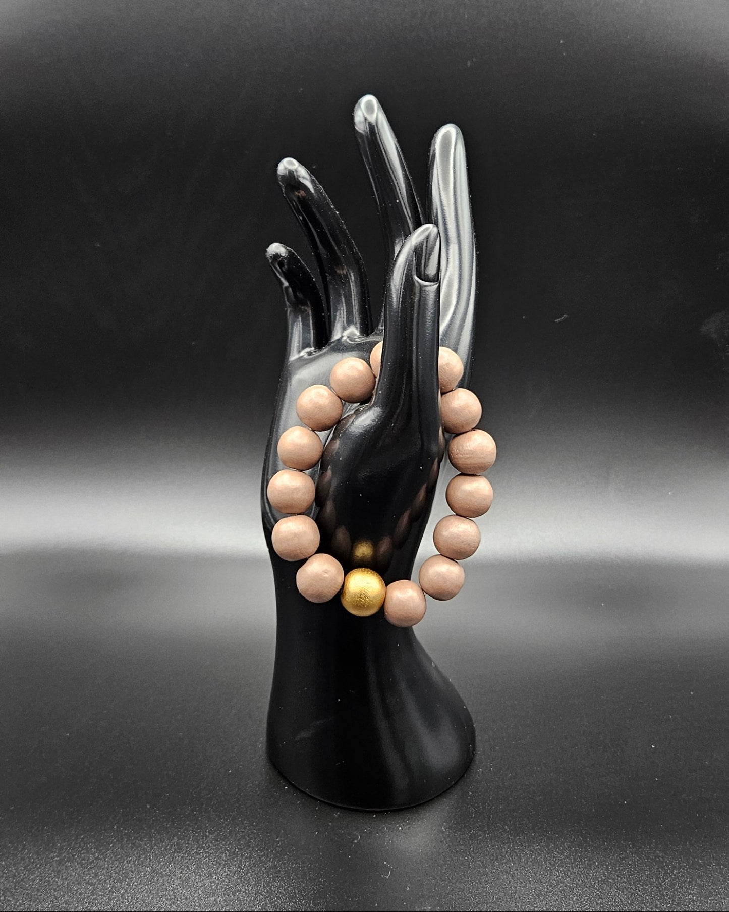 Hannah Collection - Handgemachtes Perlenarmband in Hellrosa mit goldener Perle ✨