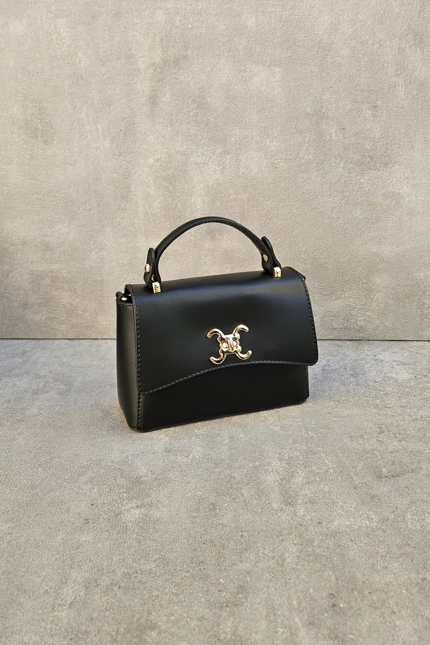 Schwarze Henkeltasche aus echtem Leder – Italienisch mit goldenem Drehverschluss