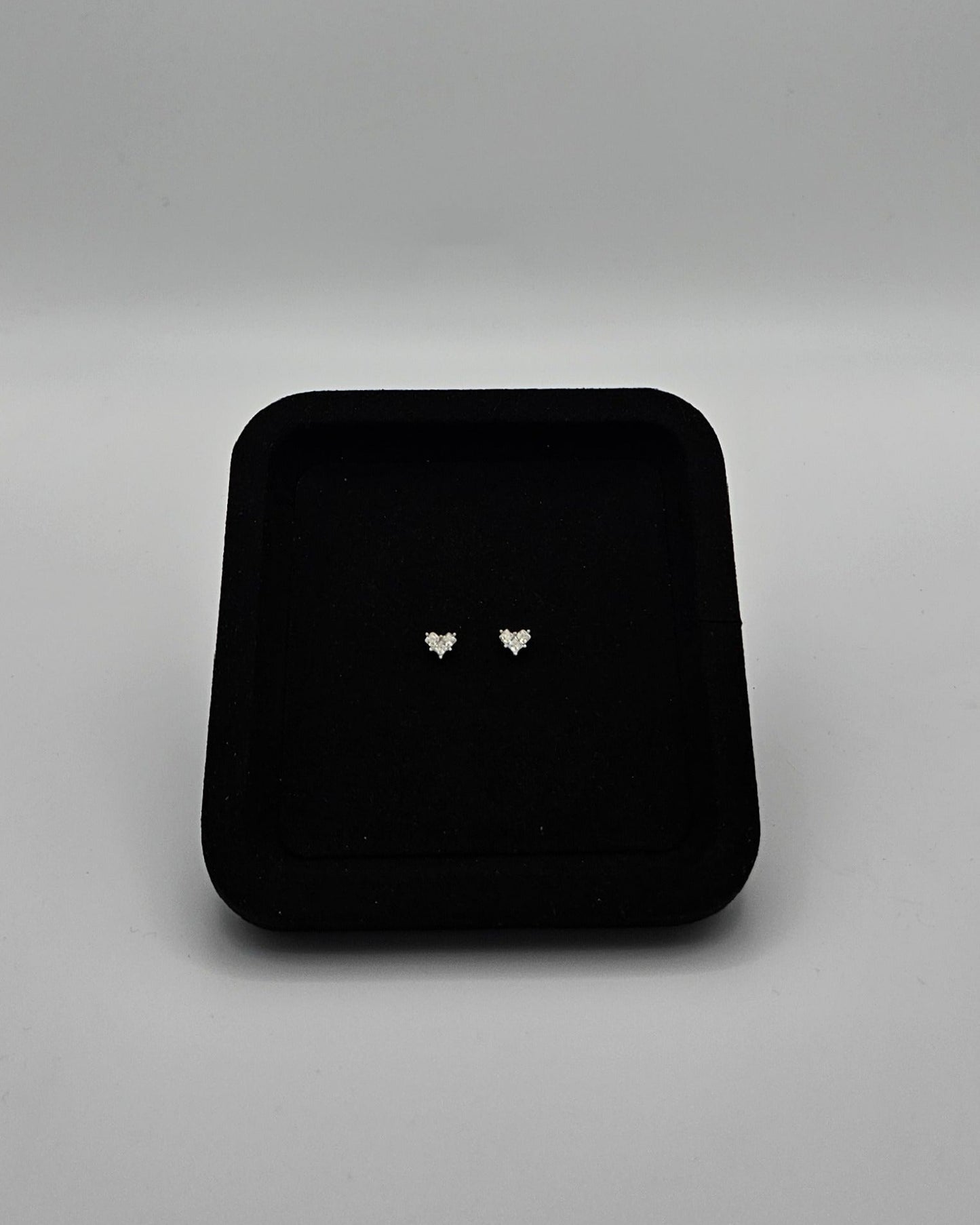 Herzchen Ohrstecker – Versilbert mit funkelnden Zirkonia Steinchen