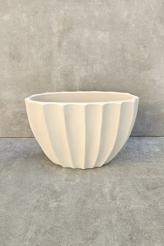 Beige Beton Vase – Boot Vase oval geriffelt in Beige matt
