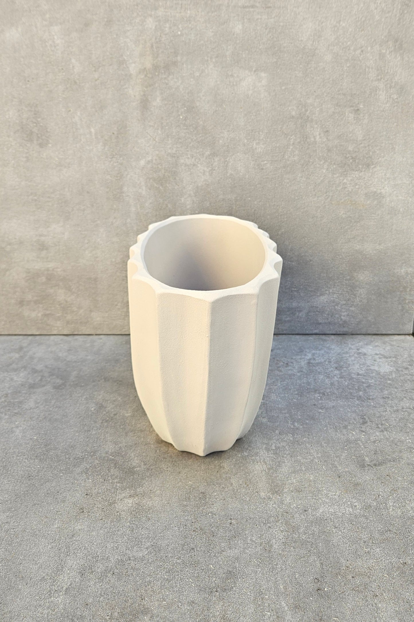 Beige Beton Vase – Boot Vase oval geriffelt in Beige matt