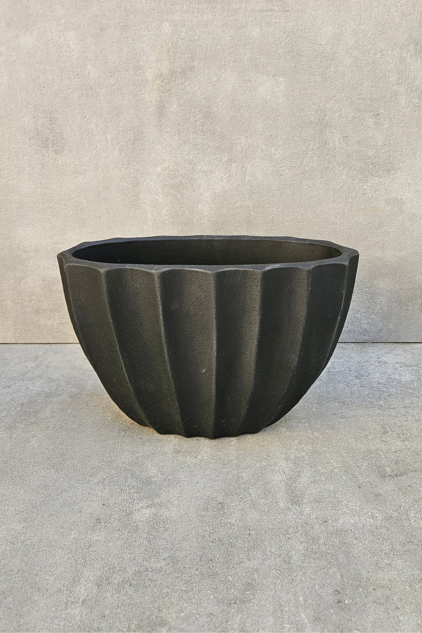 Schwarze Beton Vase – Boot Vase oval geriffelt in Schwarz matt