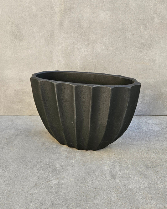 Schwarze Beton Vase – Boot Vase oval geriffelt in Schwarz matt