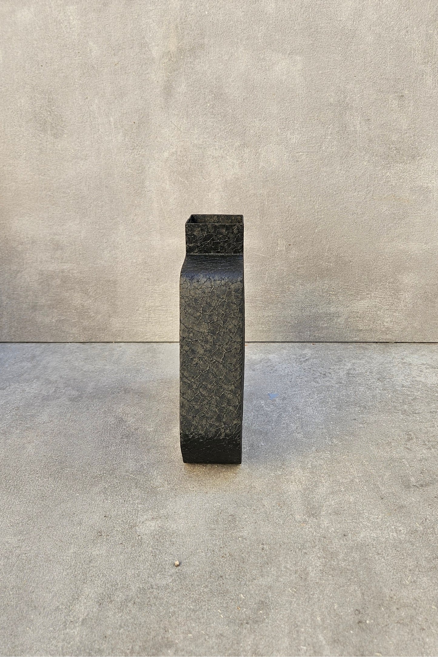 boi! Designer-Vase schwarz – moderne Metall-Deko für dein Zuhause