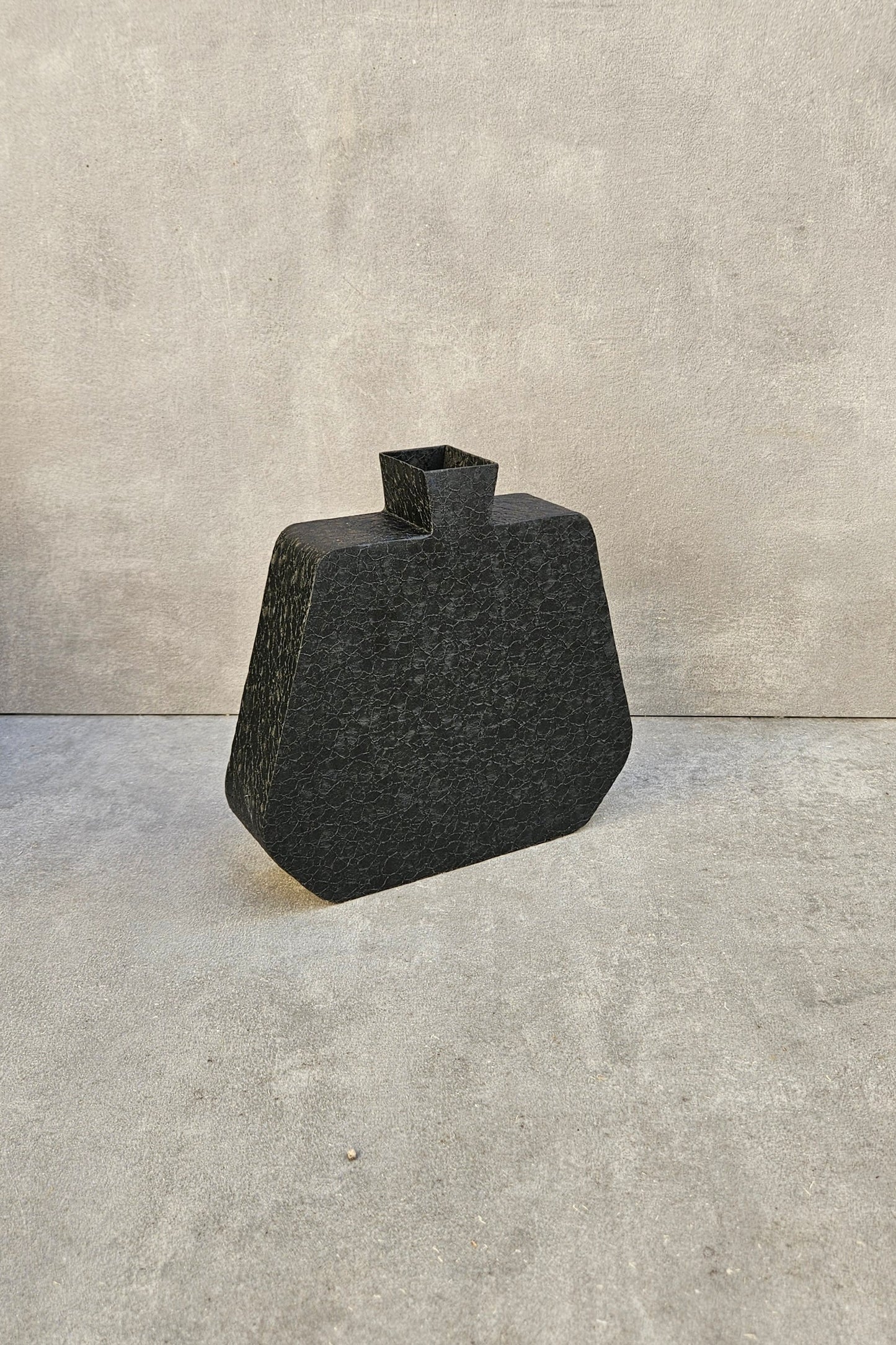 boi! Designer-Vase schwarz – moderne Metall-Deko für dein Zuhause