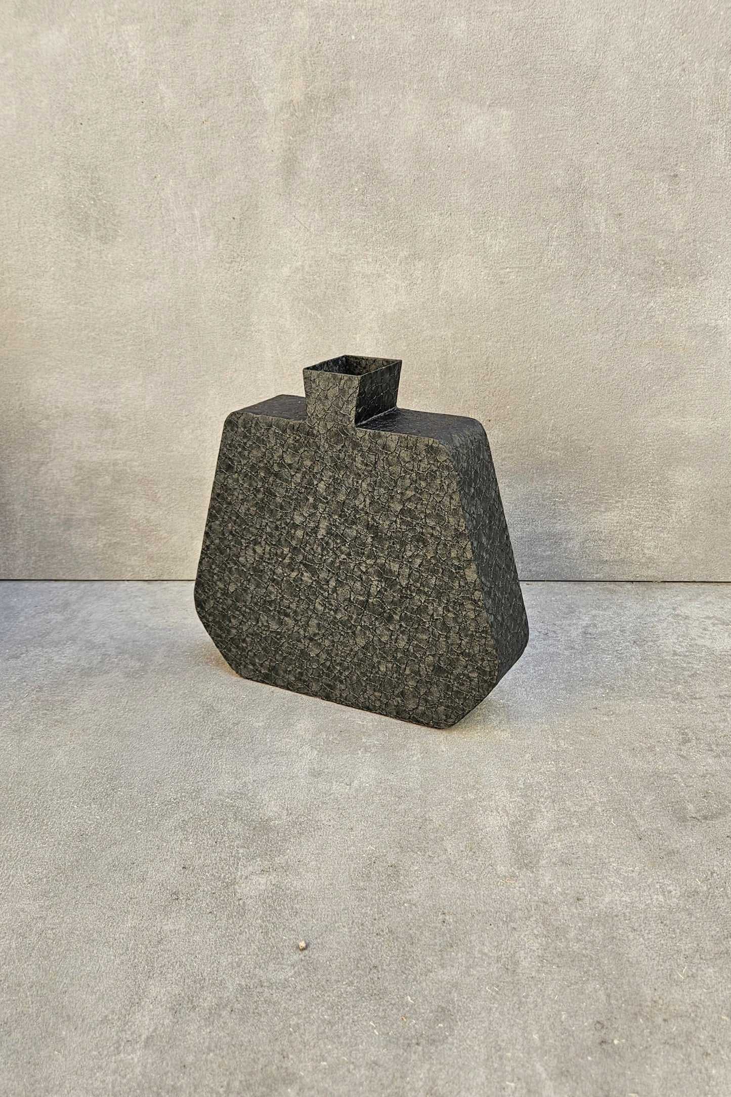 boi! Designer-Vase schwarz – moderne Metall-Deko für dein Zuhause