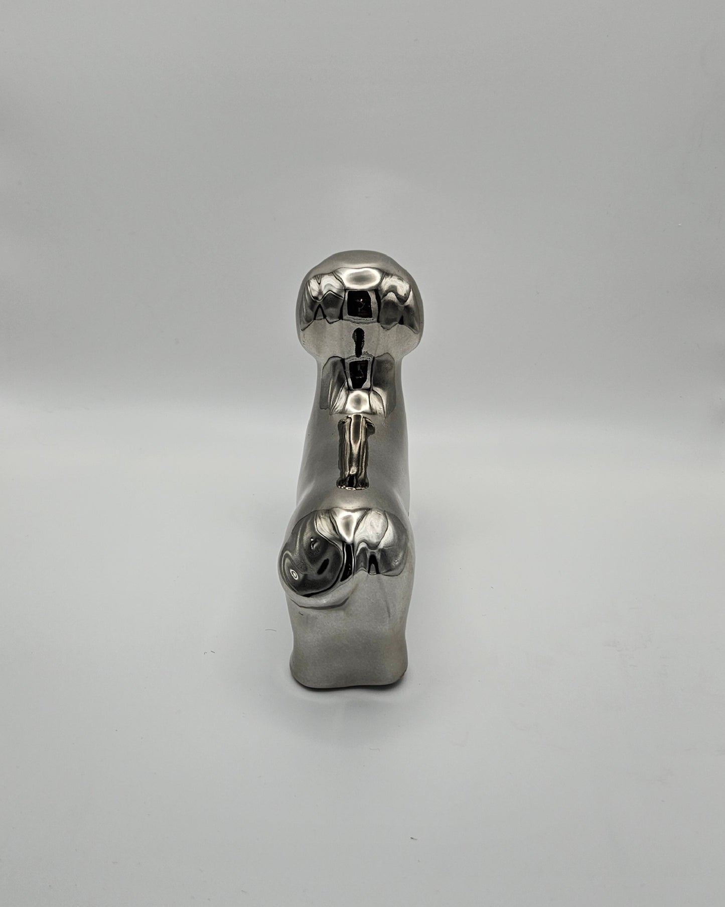 Kleiner silberner Deko-Dackel – glänzendes Deko-Highlight aus Keramik