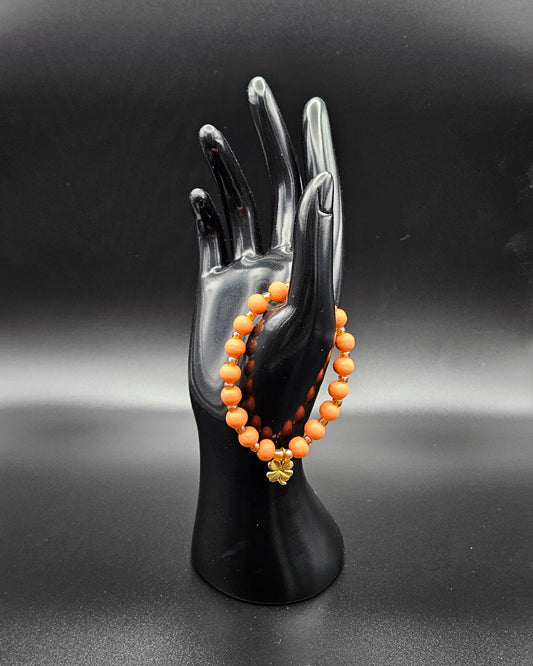 Hannah Collection - Handgemachtes Perlenarmband mit goldenem Kleeblatt-Anhänger 🍀