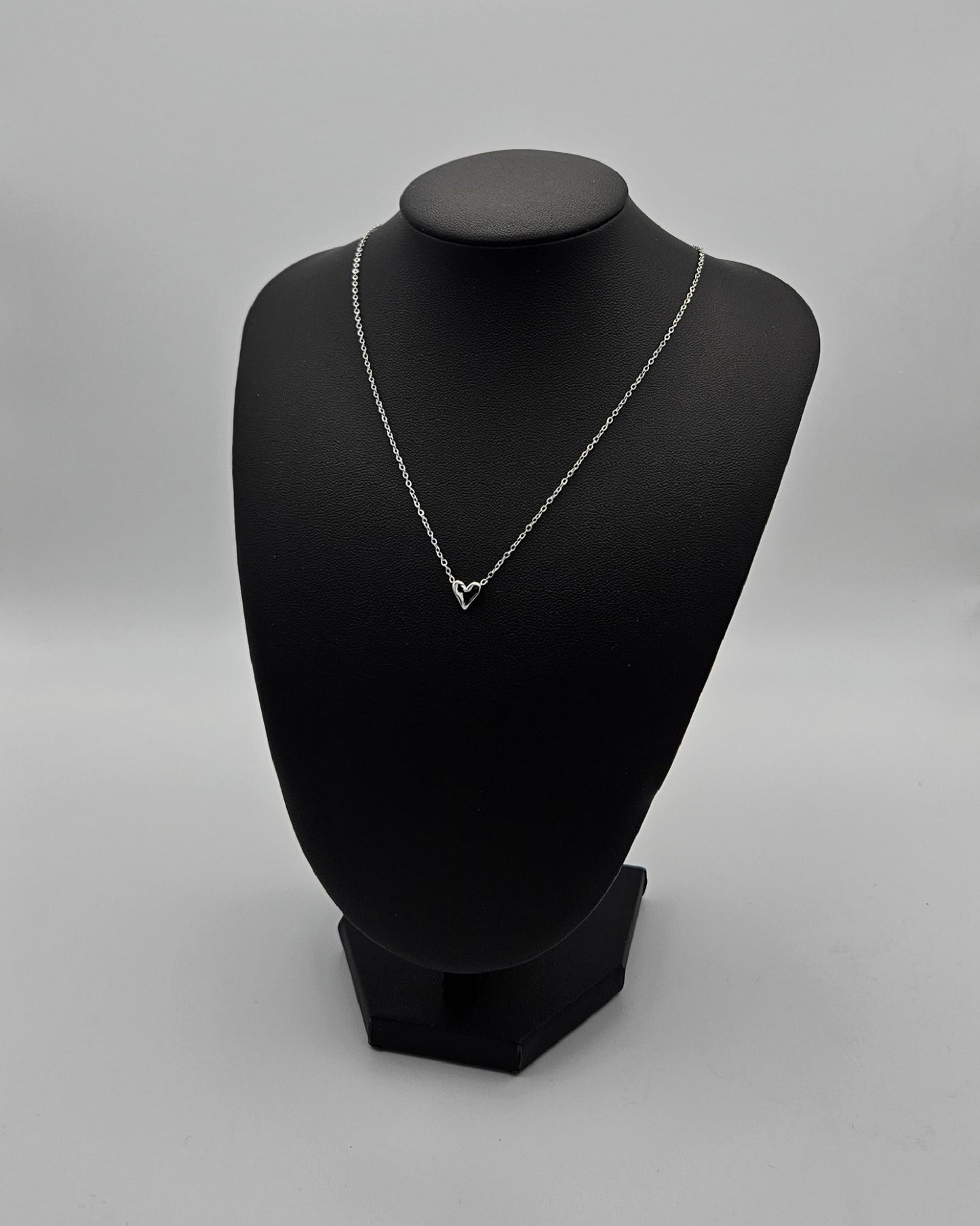 Herzchen Kette – Versilberte Edelstahlkette mit festem Herzanhänger