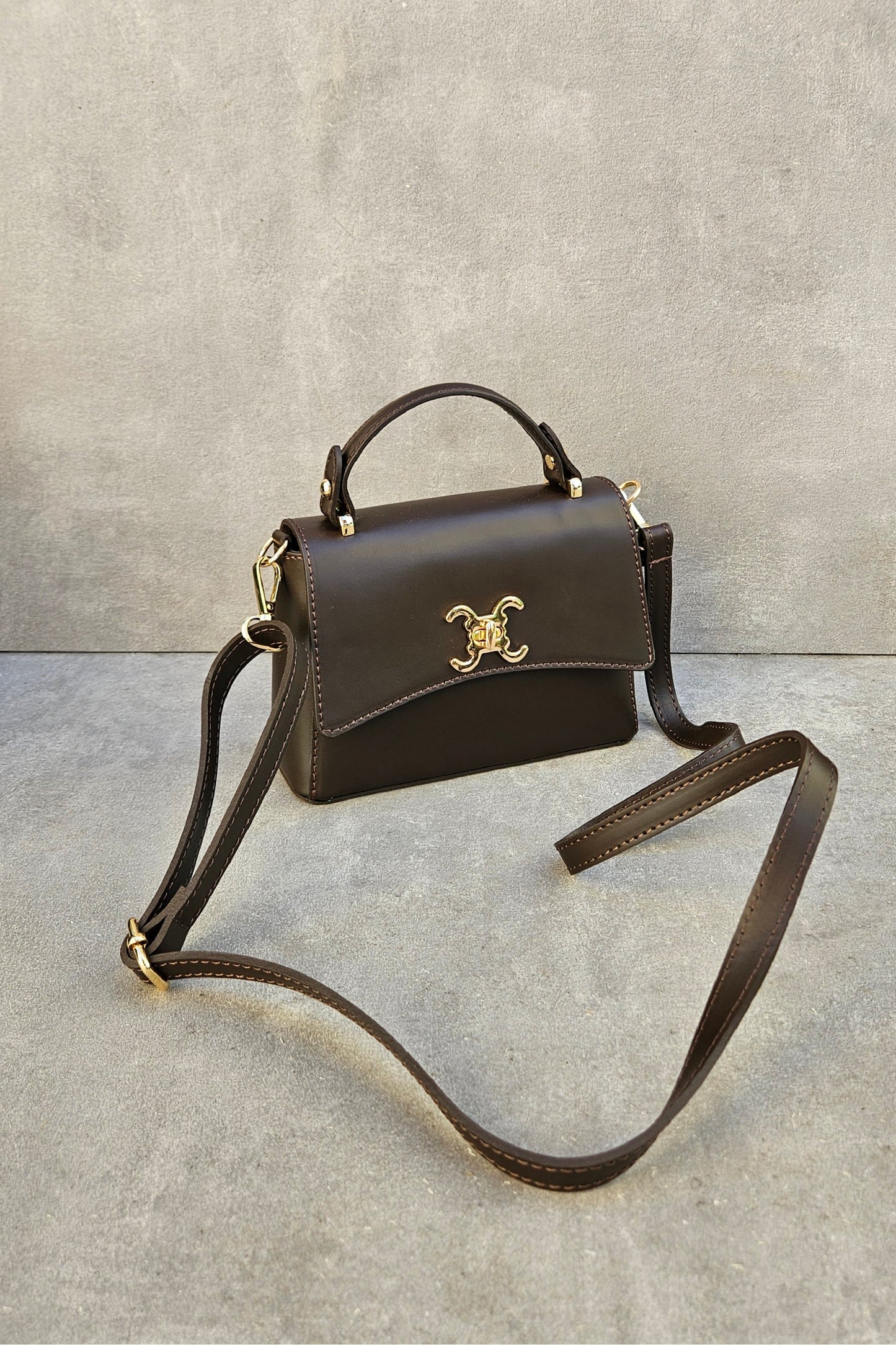 Braune Henkeltasche aus echtem Leder – Italienisch mit goldenem Drehverschluss