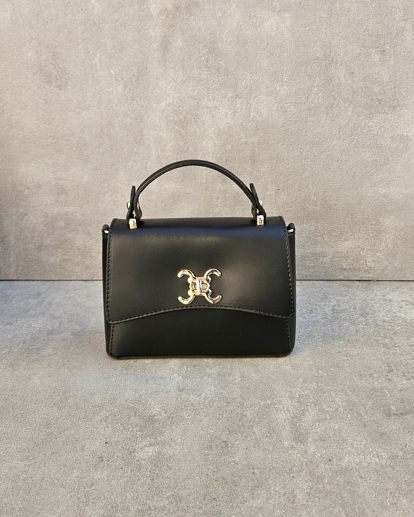 Schwarze Henkeltasche aus echtem Leder – Italienisch mit goldenem Drehverschluss
