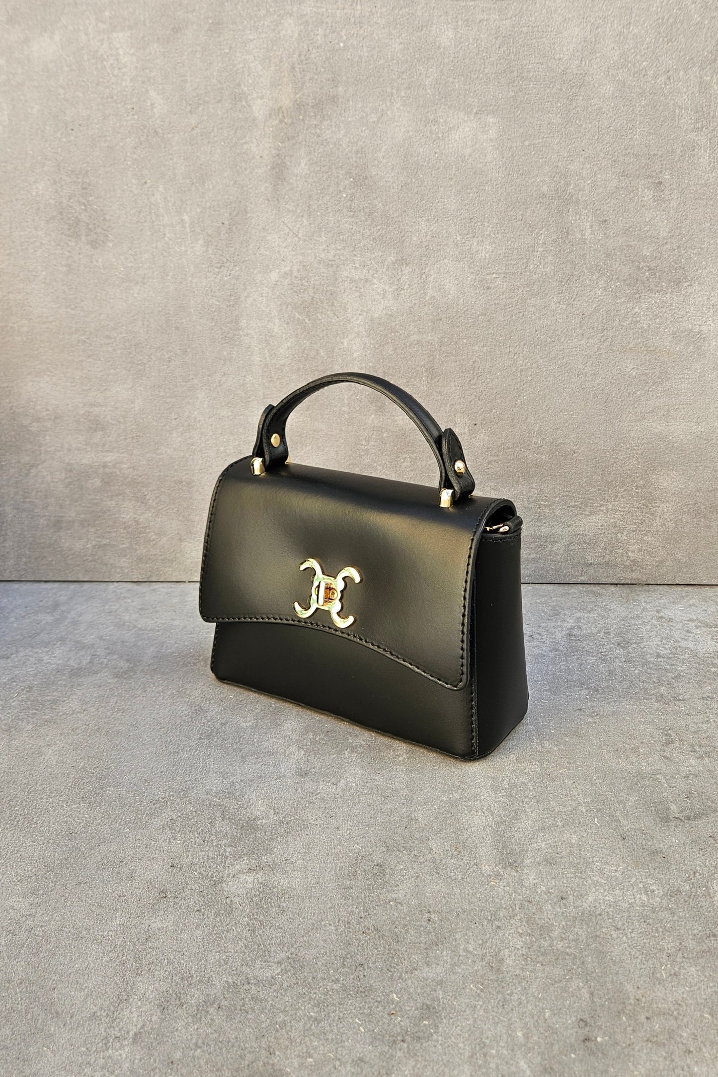 Schwarze Henkeltasche aus echtem Leder – Italienisch mit goldenem Drehverschluss