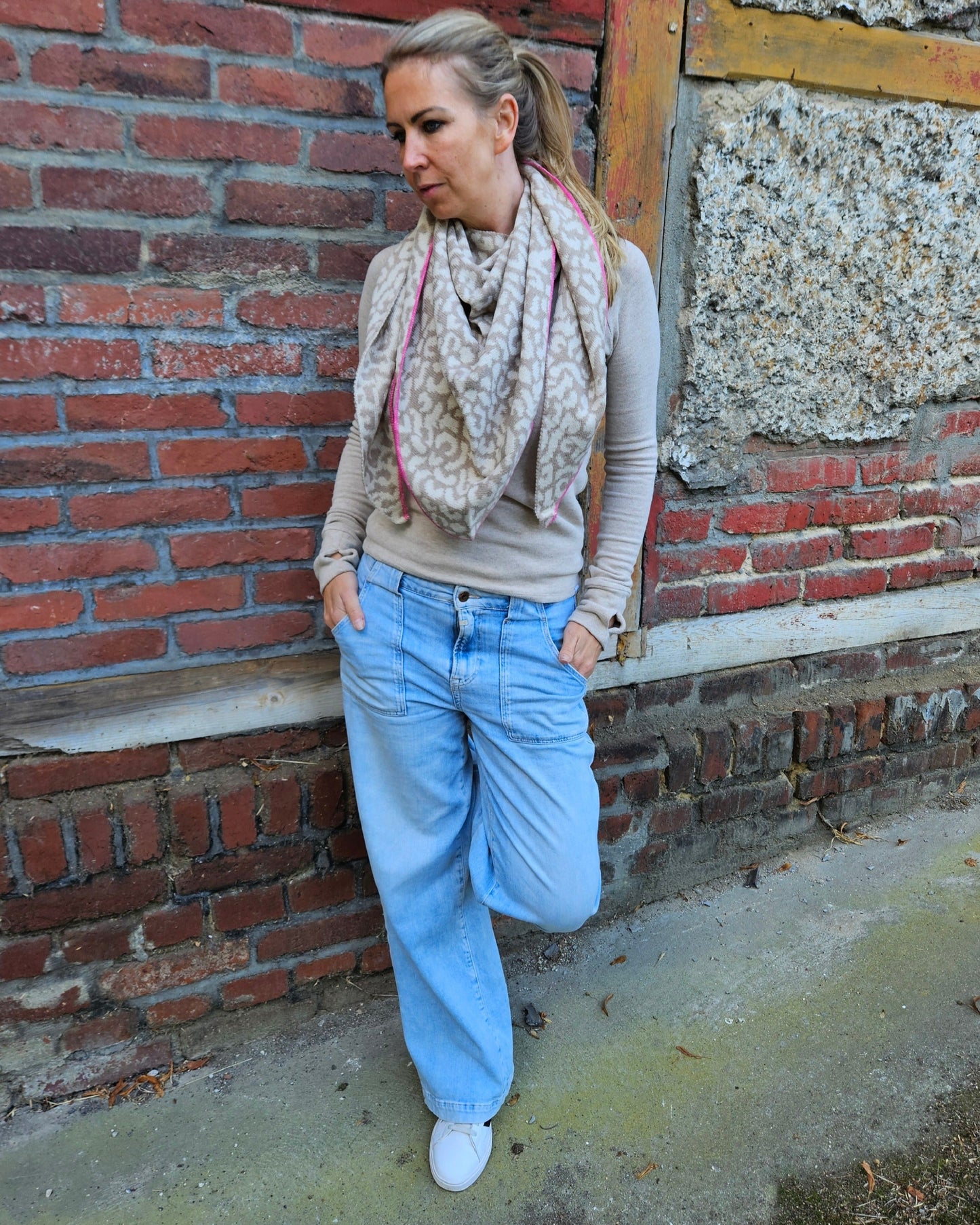 Dreieckstuch Leo Print Beige – Halstuch 100% Viskose mit Pink-Naht