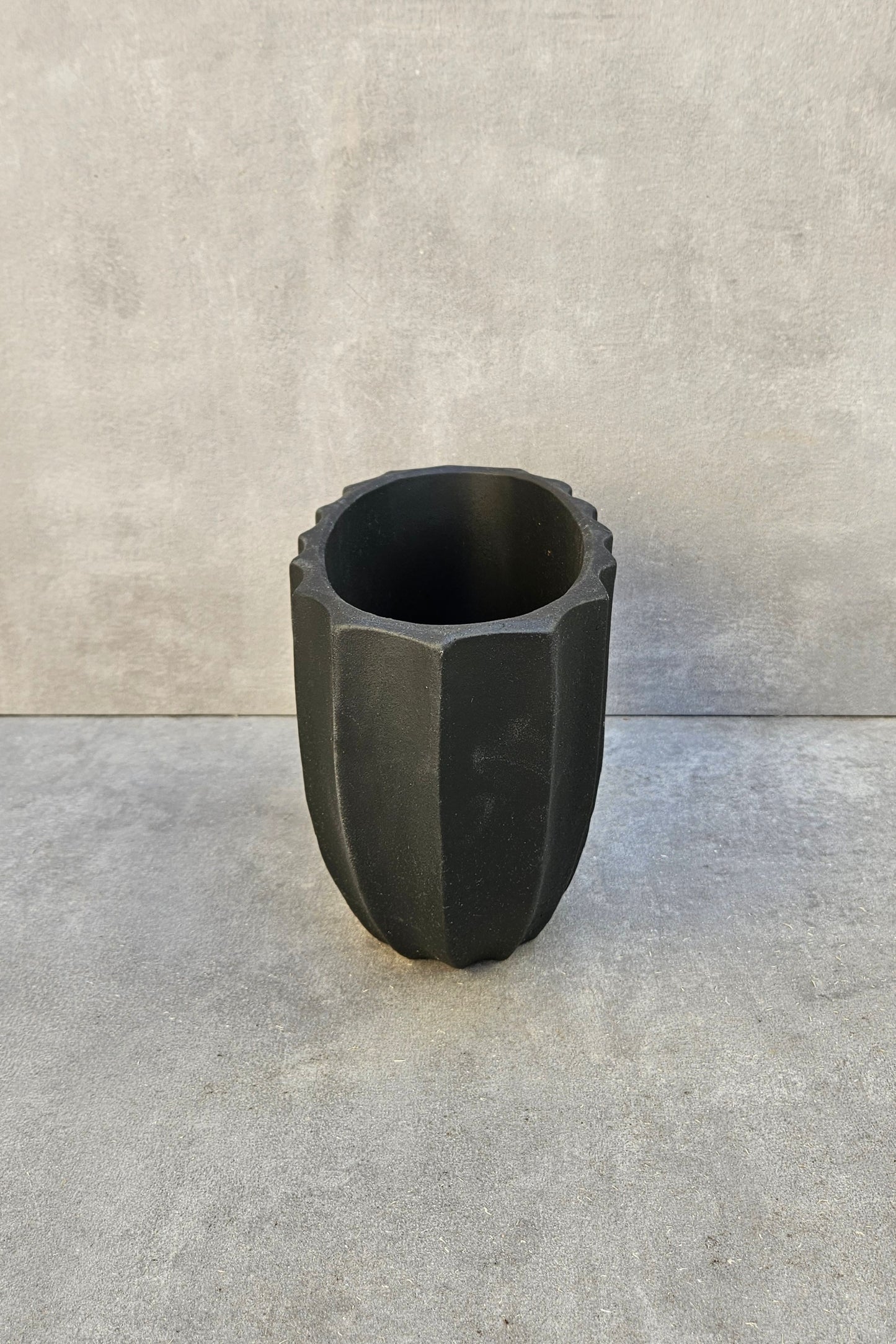 Schwarze Beton Vase – Boot Vase oval geriffelt in Schwarz matt