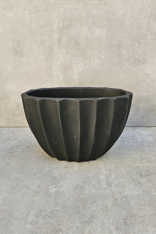 Schwarze Beton Vase – Boot Vase oval geriffelt in Schwarz matt